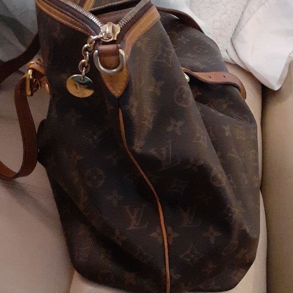 Louis Vuitton - Picture 5 of 8